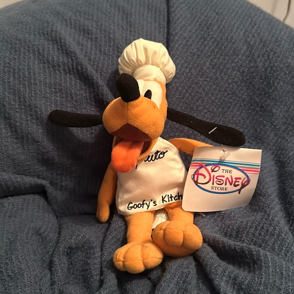 Chef Goofy’s Pluto plushie